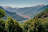 Val Bregaglia - Da Savogno la vista si apre sulla valle a meridione fino a Chiavenna.